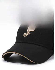 Détail de la casquette noire avec broderie P et bordure contrastée couleur kaki
