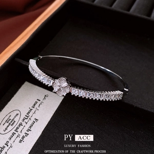 Bracciale in argento lucido con quadrifoglio in zircone e pietre baguette su velluto