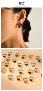 Détail macro de boucles d'oreilles goutte en pierres précieuses avec montures or et argent
