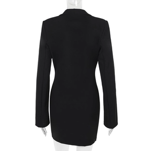 Vue arrière d'une robe blazer sexy à manches longues avec col en V profond et taille cintrée