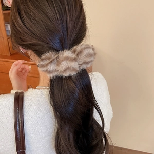 Gros plan d'un chouchou en fausse fourrure gris-brun pour les coiffures d'automne