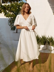 Weißes Wickelkleid aus Baumwolle mit Puffärmeln und V-Ausschnitt für den Sommer