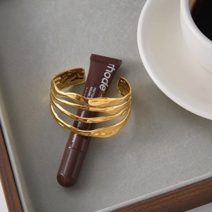 Détail d'un bracelet ouvert à plusieurs couches en or 18 carats au style minimaliste