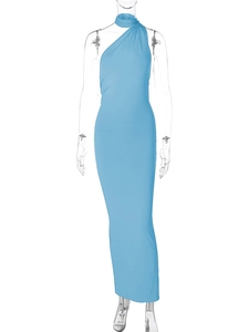 Detailansicht hellblaues rückenfreies Kleid mit Raffungen und hoher elastischer Strickware