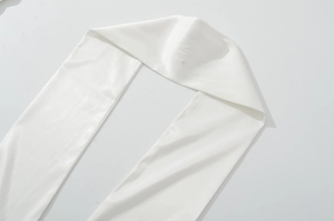 Vue détaillée du foulard en satin blanc lisse avec une brillance soyeuse haut de gamme