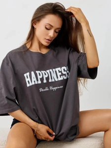 Dunkelgraues Oversize Baumwoll-T-Shirt mit weißem Happiness-Schriftzug für lässigen Look