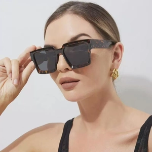 Retro quadratische Sonnenbrille mit Schildpatt-Rahmen und dunkelgrauen Gläsern