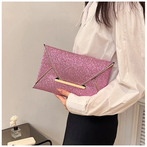 Détail de la pochette enveloppe rose à paillettes avec garniture en métal doré