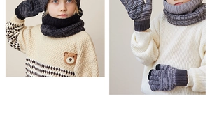 Detail van warme winterse gebreide set met grijze handschoenen, sjaal en muts met beer