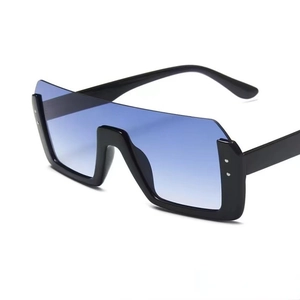 Modieuze oversized vierkante zonnebril met half montuur, zwart frame en blauwe verloopglazen