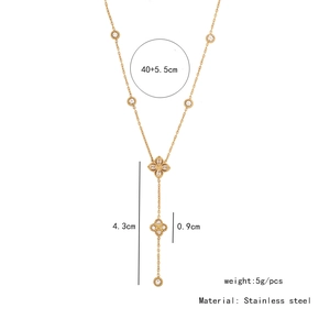 Vue détaillée du collier en Y doré en acier inoxydable avec motifs de fleurs et poids 5g