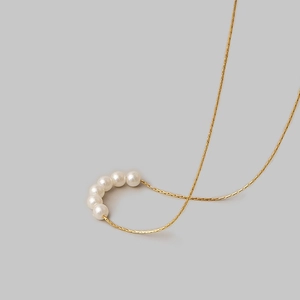 Minimalistische Goldkette mit fünf natürlichen Süßwasserperlen an einer feinen Kette