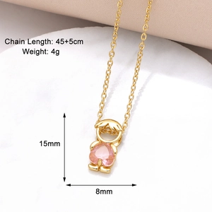 Détail du collier pendentif cœur avec zircon rose et spécifications chaîne dorée