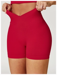 Detail der roten nahtlosen Yoga-Shorts mit V-Kreuz-Hochbund und gerippter Textur