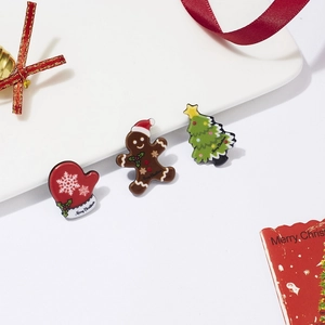 Detailansicht der Weihnachtsbrosche mit Lebkuchenmann und Baum auf der Geschenkkarte