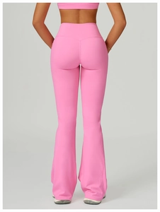 Détail du pantalon de yoga évasé à taille haute avec couture en V pour effet push-up