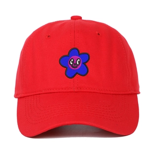 Casquette de baseball en coton rouge avec motif de fleur bleue brodé sur fond blanc
