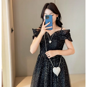 Elegant mini heart-shaped evening bag with shimmering rhinestones and tassel chain decoration