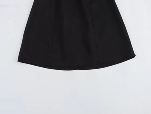 Gros plan détaillé de l'ourlet lisse et des coutures de précision sur une robe noire