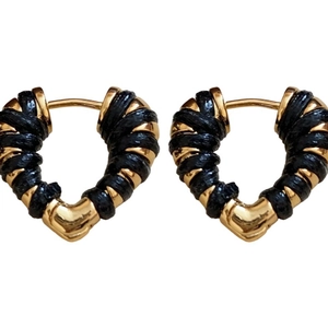 Boucles d'oreilles cœur bicolores en or et noir avec design tressé sur fond blanc
