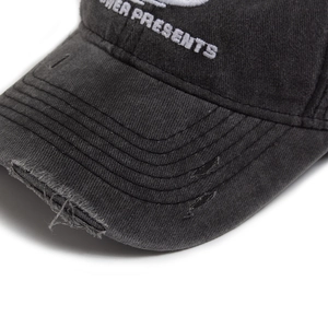 Casquette de baseball en coton gris foncé avec broderie ER PRESENTS et bordure effilochée