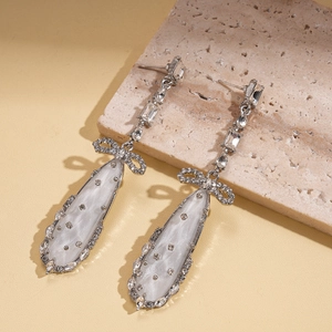 Boucles d'oreilles nœud argentées avec franges gouttes et zircons sur pierre
