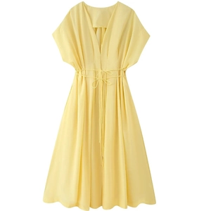 Robe midi jaune élégante avec col en V, manches courtes et cordon de serrage à la taille