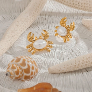 Orecchini a granchio dorati con perla sintetica bianca su decoro di conchiglie marine
