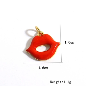 Dettaglio pendente labbra in smalto rosso con cornice dorata, 1.6cm x 1.6cm, peso 1.1g