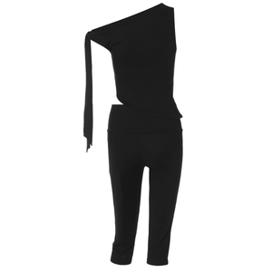 Detail von schwarzem One-Shoulder-Top mit Band und passender schmaler Caprihose für Damen