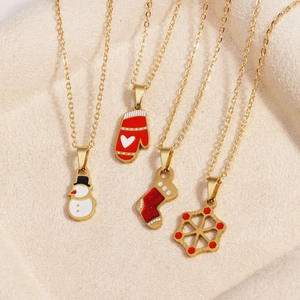 Details von vier goldenen Weihnachtsketten mit rot-weißen Emaille-Anhängern
