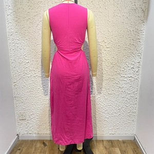 Dettaglio del taglio laterale in vita e della zip posteriore per questo vestito fucsia