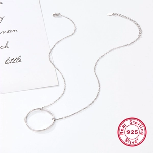 Vue détaillée du collier en argent S925 avec pendentif cercle de design minimaliste