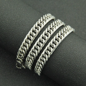 Bracelet gourmette double en acier inoxydable argenté poli pour hommes et femmes sur support