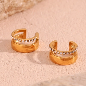 Détails de boucles d'oreilles doubles en forme de C dorées avec zircons blancs brillants