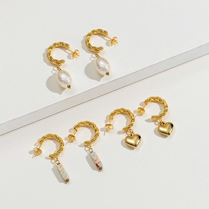 Set di tre paia di orecchini a cerchio in oro 14k con pendenti a cuore e perla