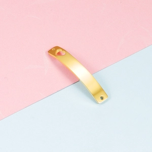 Gepolijste gouden rechthoekige hanger met hart- en rond gat op tweekleurige achtergrond