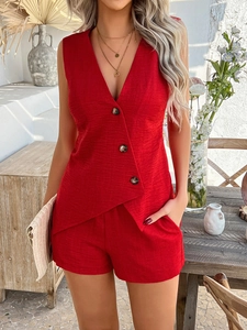 Dettaglio di completo rosso gilet con scollo a V e pantaloncini su una terrazza solarium