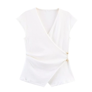 Top cruzado blanco sin mangas con tejido texturizado y broche dorado en talla S