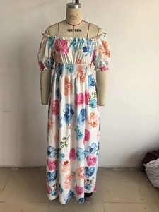 Détail de robe longue fleurie à épaules dénudées avec manches bouffantes et taille haute