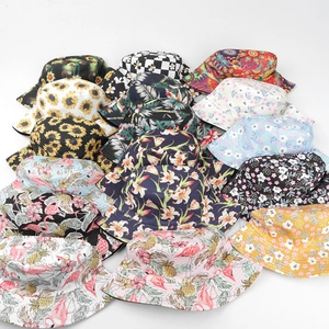 Collection détaillée de chapeaux de soleil imprimés colorés avec motifs de feuilles tropicales