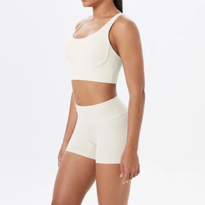Détail d'un ensemble de yoga sans couture blanc crème avec short taille haute et brassière