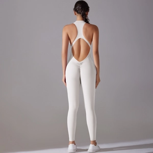Détail d'une combinaison de yoga blanche dos nu avec dos nageur et effet galbant aux fesses
