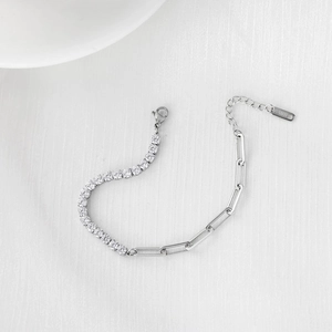 Bracelet luxueux en acier inoxydable avec zircons scintillants et maillons style trombone