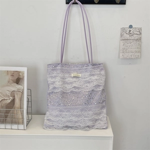 Détail du sac cabas violet avec des couches de dentelle blanche et sequins brillants