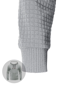 Detail der grauen Waffelstrickstruktur und elastischen Rippbündchen am Herrenhoodie