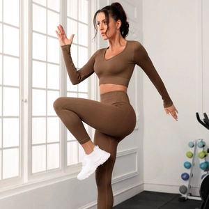 Damen Nahtloses Yoga-Set in Kaffeebraun mit geripptem Langarm-Crop-Top und hoher Sporthose