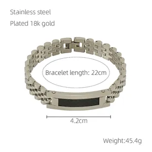 Détail d'un bracelet en acier inoxydable avec insert en fibre de carbone et longueur 22cm