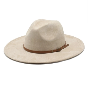 Chapeau de cowboy en daim beige avec large bord et sangle en cuir marron
