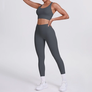 Détail d'un ensemble de yoga gris anthracite à taille haute avec brassière et legging